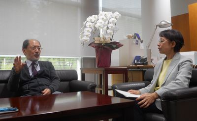 Director-General MAEKAWA (left) and NIHU President KIBE (right) during the interview